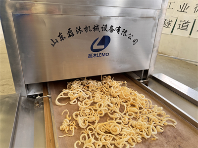 為何微波隧道爐能夠實現豬皮快速均勻膨化呢？