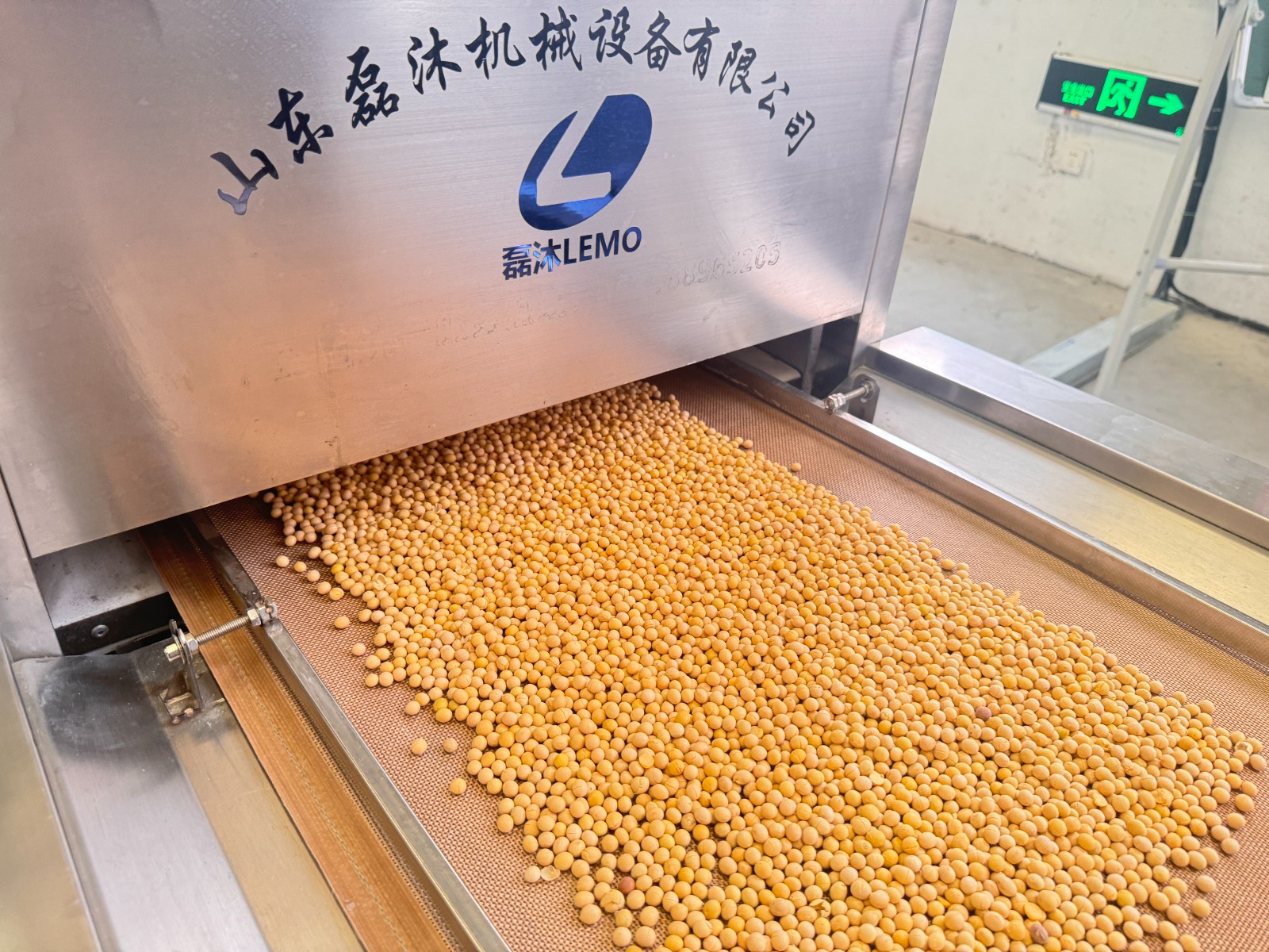 讓黃豆自己“熱”起來：微波隧道爐的智能化烘烤玩法