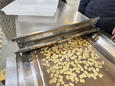 Microwave drying puffed food